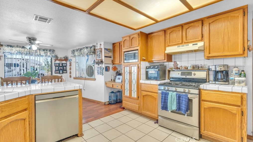 10808 8 Ave, Hesperia CA  92345-3451 exterior