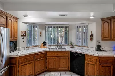 11631 Whitehaven, Oak Hills, CA 92344 - Photo 17