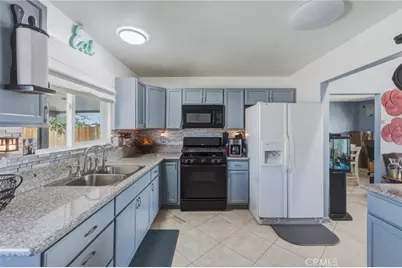 9172 Jacaranda, Hesperia, CA 92345 - Photo 11
