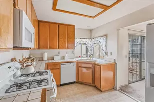 12980 Autumnwood, Victorville, CA 92395 - Photo 11
