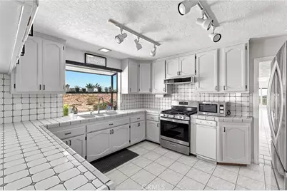 8384 Highland Court, Oak Hills, CA 92344 - Photo 11