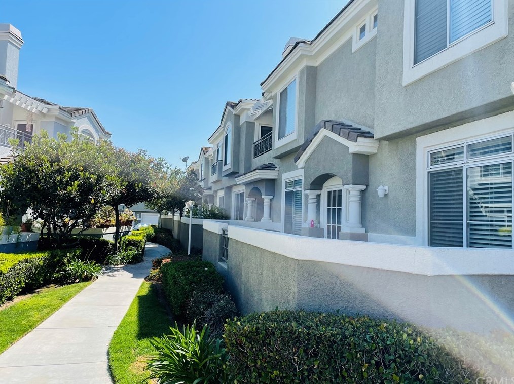 690 Azure Ln, Corona CA  92879-7940 exterior