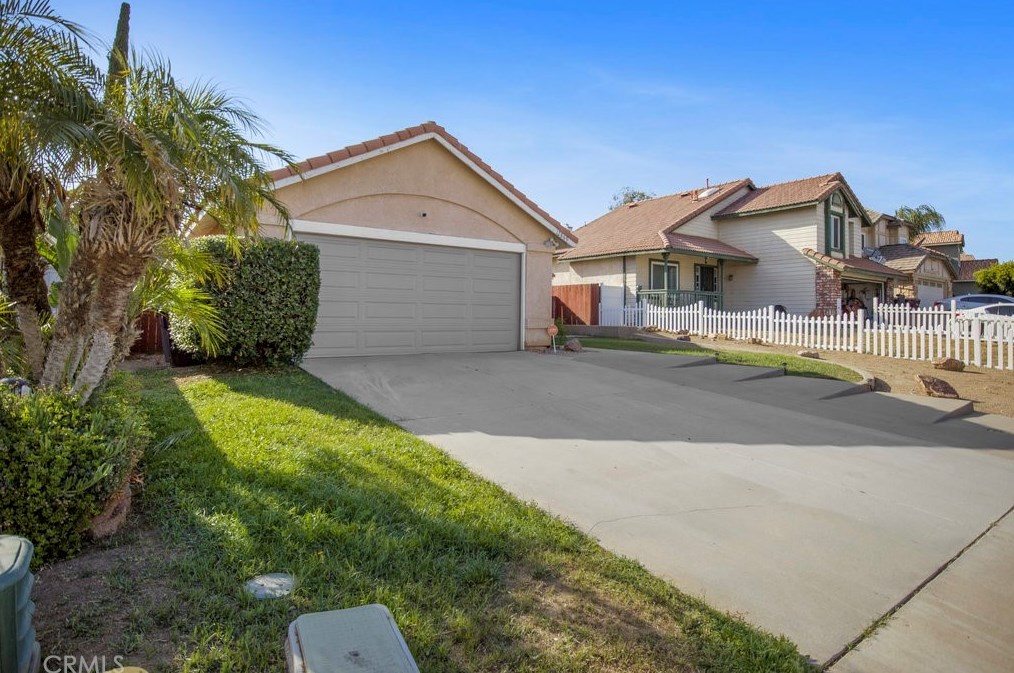 12869 Fontainebleau Dr, Moreno Valley CA  92555-2330 exterior