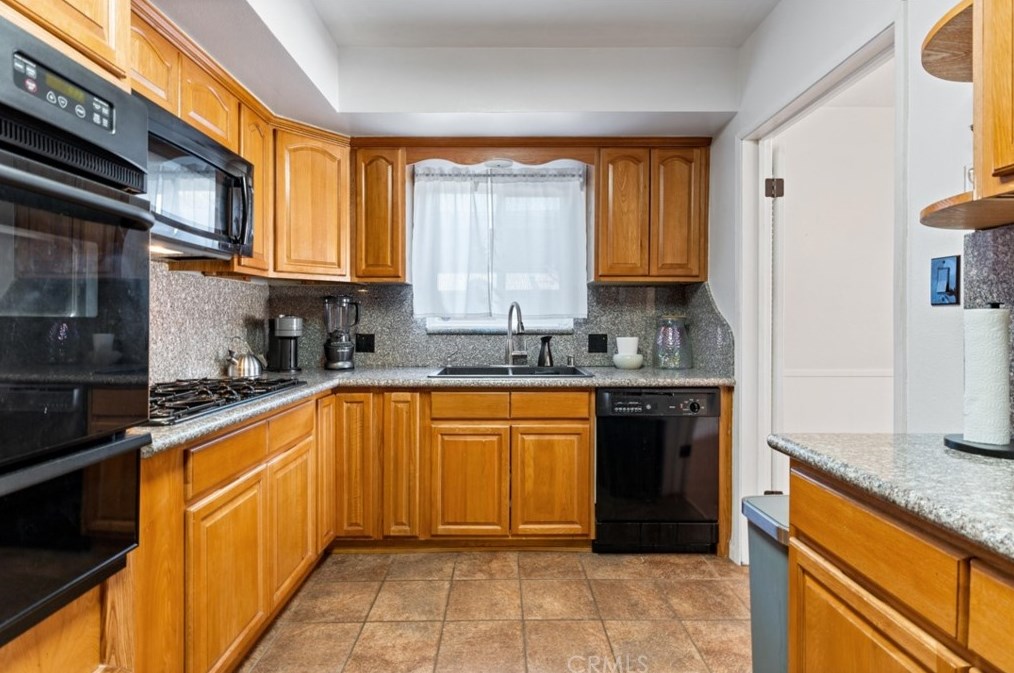 17448 Filbert St, Fontana CA  92335-5921 exterior