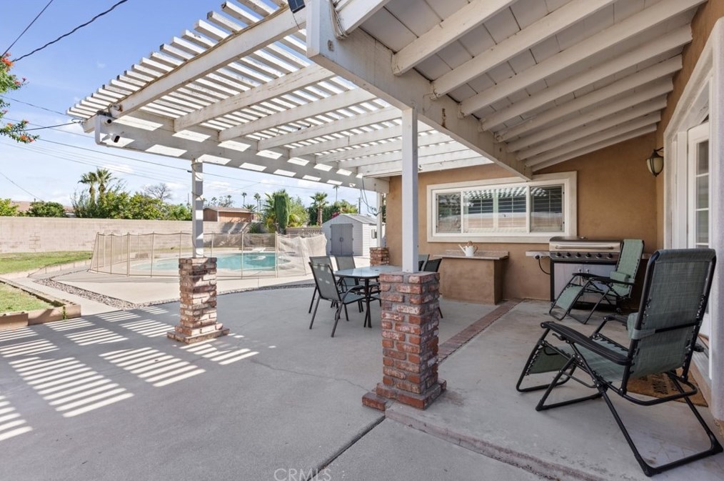 17448 Filbert St, Fontana CA  92335-5921 exterior