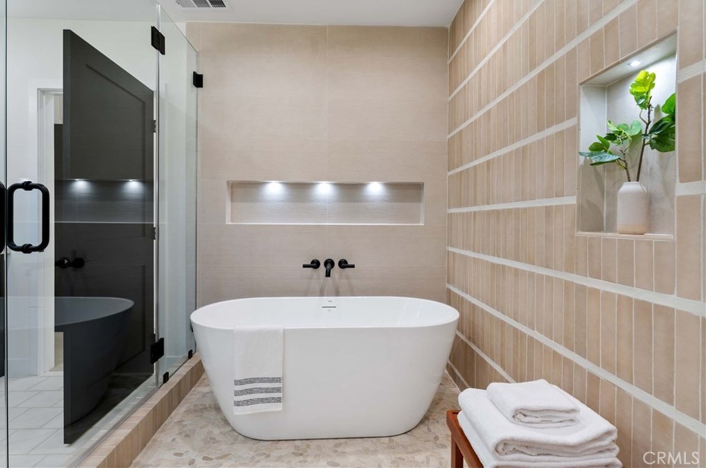 3729 Buckingham Rd, Los Angeles CA  90016-5711 exterior