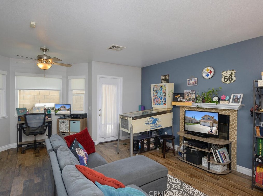 13605 Kings Canyon Ct, Fontana CA  92336-3805 exterior