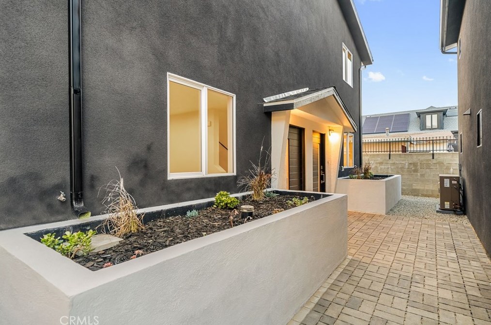 212 24th St, Los Angeles CA  90007-2635 exterior