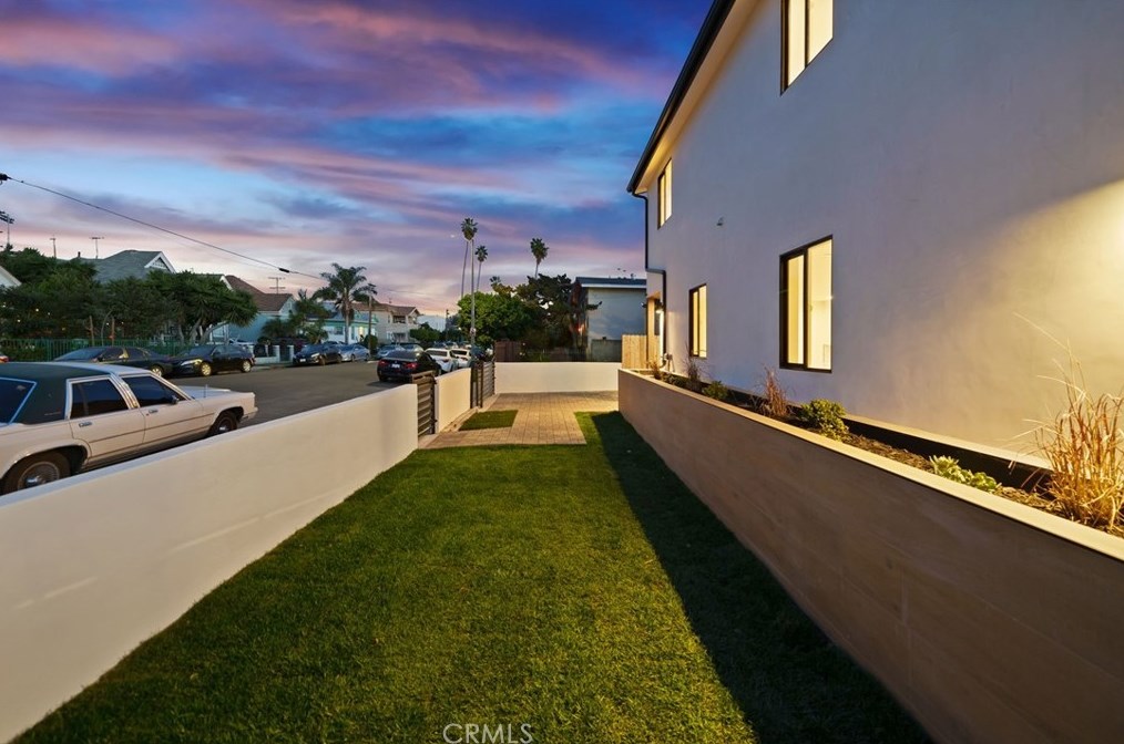 212 24th St, Los Angeles CA  90007-2635 exterior
