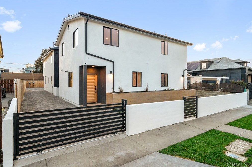 212 24th St, Los Angeles CA  90007-2635 exterior