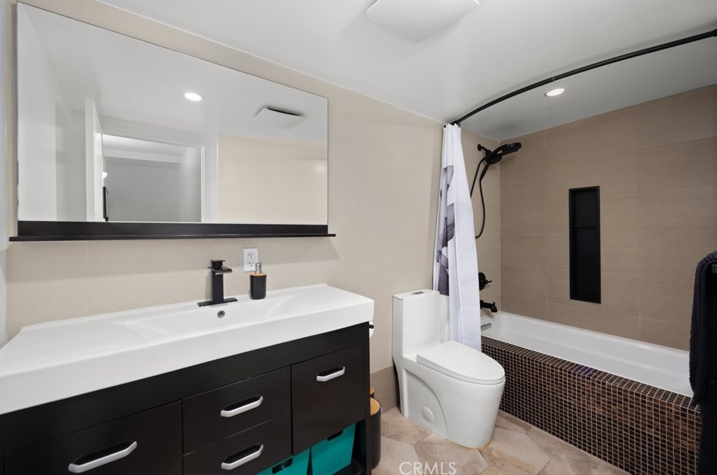 1858 Alvarado St, Los Angeles CA  90026-1794 exterior
