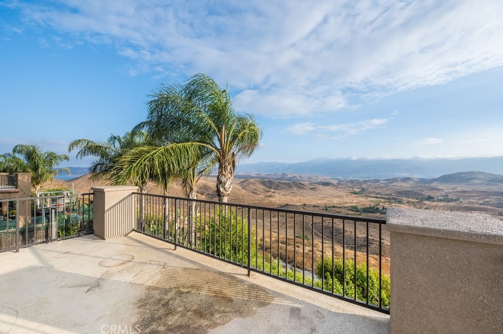 18458 Lakepointe Dr, Riverside CA  92503-0252 exterior