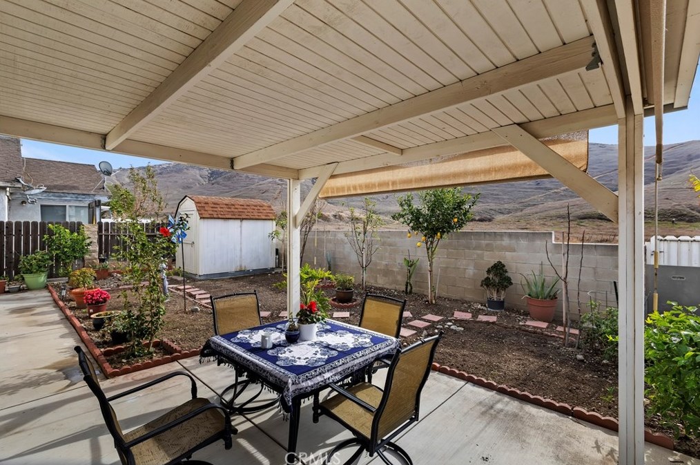 14233 Weeping Willow Ln, Fontana CA  92337-0721 exterior