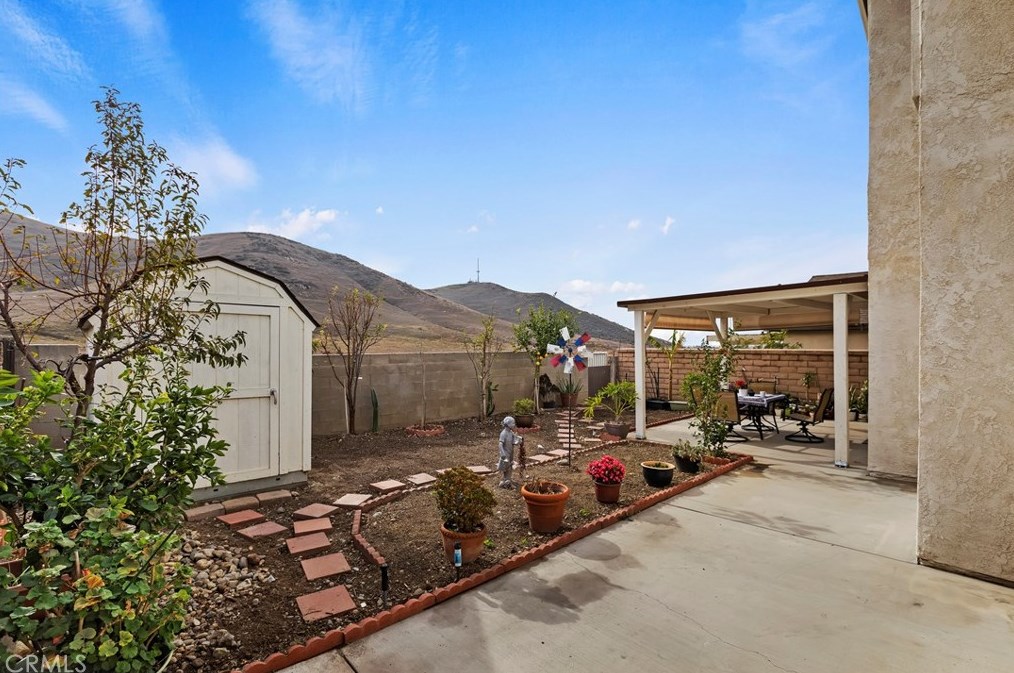 14233 Weeping Willow Ln, Fontana CA  92337-0721 exterior