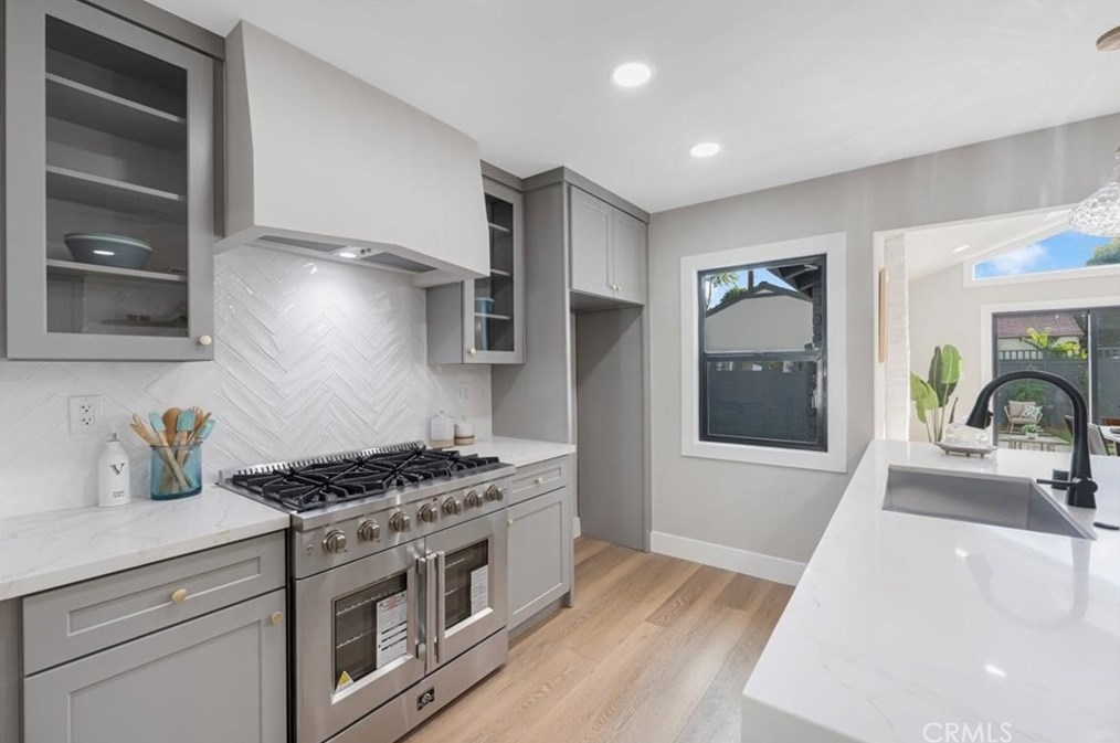 14942 Camarillo St, Van Nuys CA  91403-2004 exterior