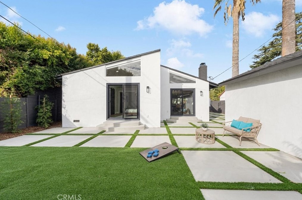 14942 Camarillo St, Van Nuys CA  91403-2004 exterior