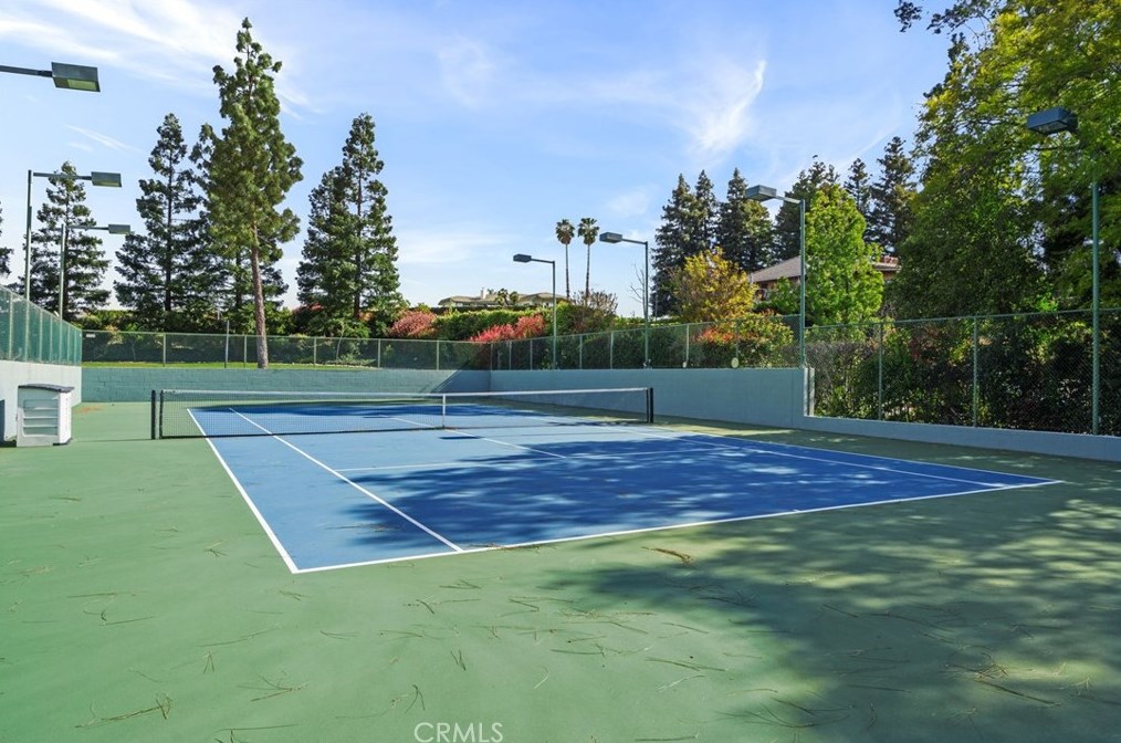 102 Edgemont Dr, Redlands CA  92373-7210 exterior