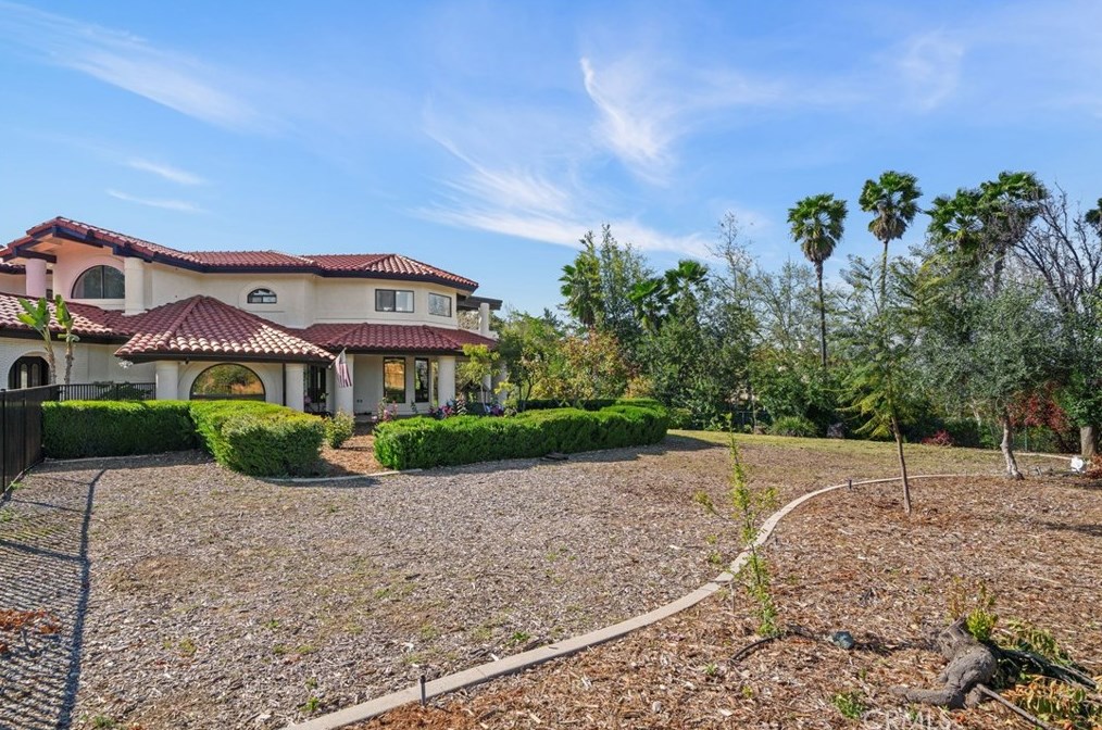 102 Edgemont Dr, Redlands CA  92373-7210 exterior