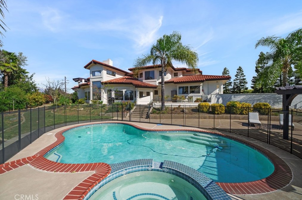 102 Edgemont Dr, Redlands CA  92373-7210 exterior