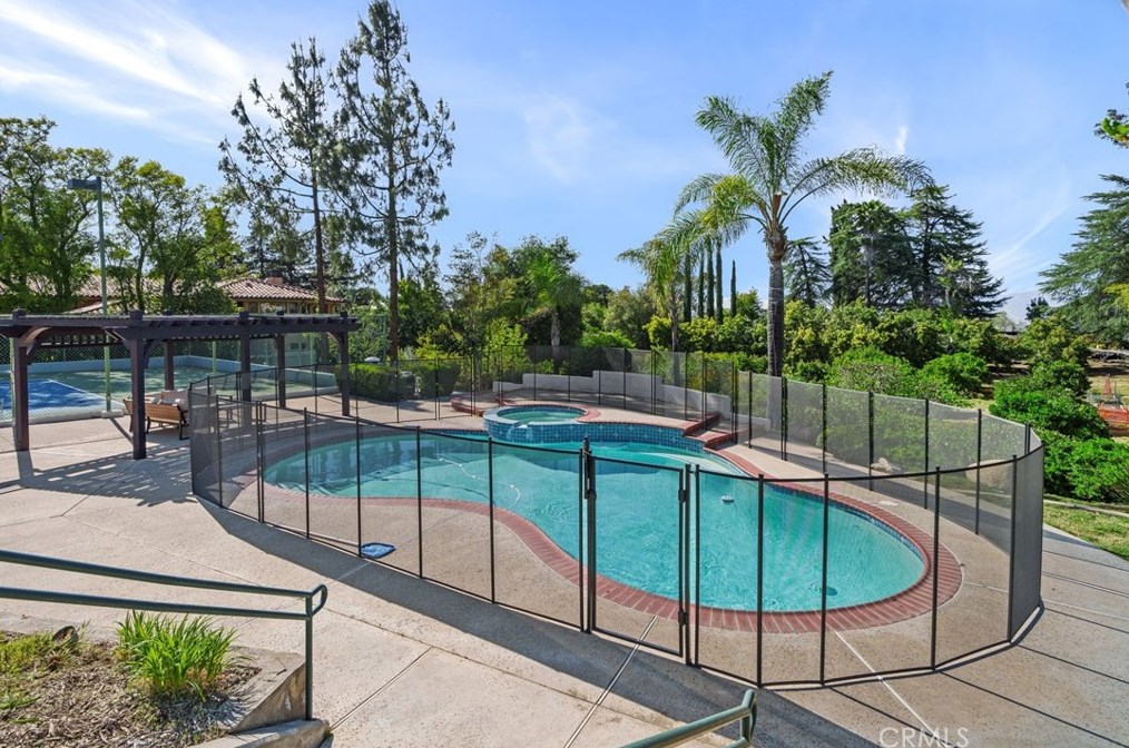 102 Edgemont Dr, Redlands CA  92373-7210 exterior