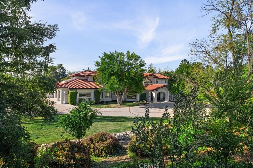 102 Edgemont Dr, Redlands CA  92373-7210 exterior
