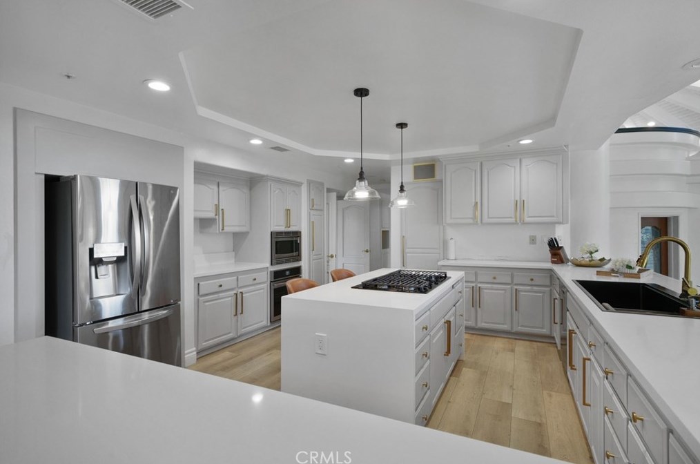 102 Edgemont Dr, Redlands CA  92373-7210 exterior