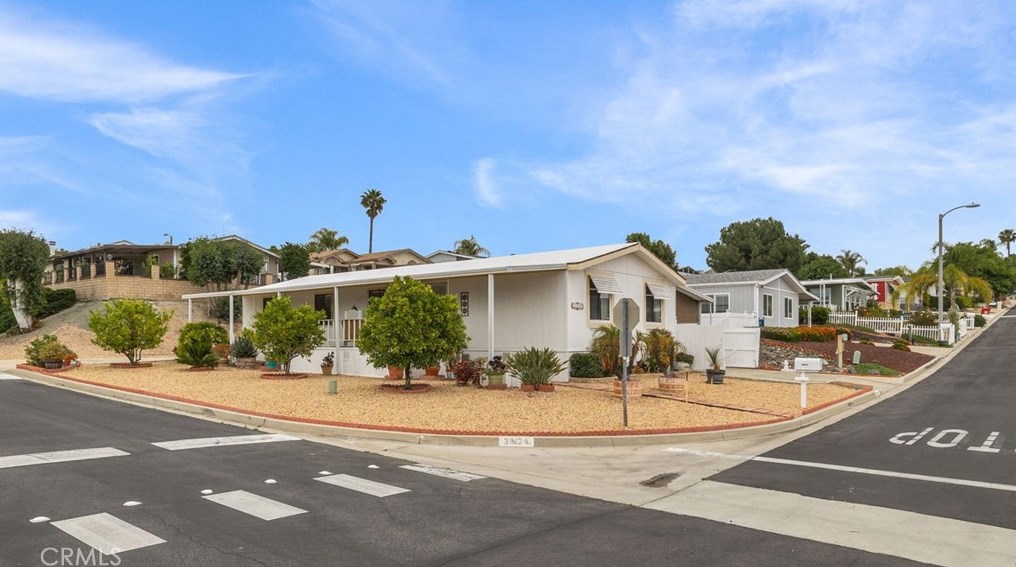 38124 Via Del Largo, Murrieta CA  92563-5687 exterior