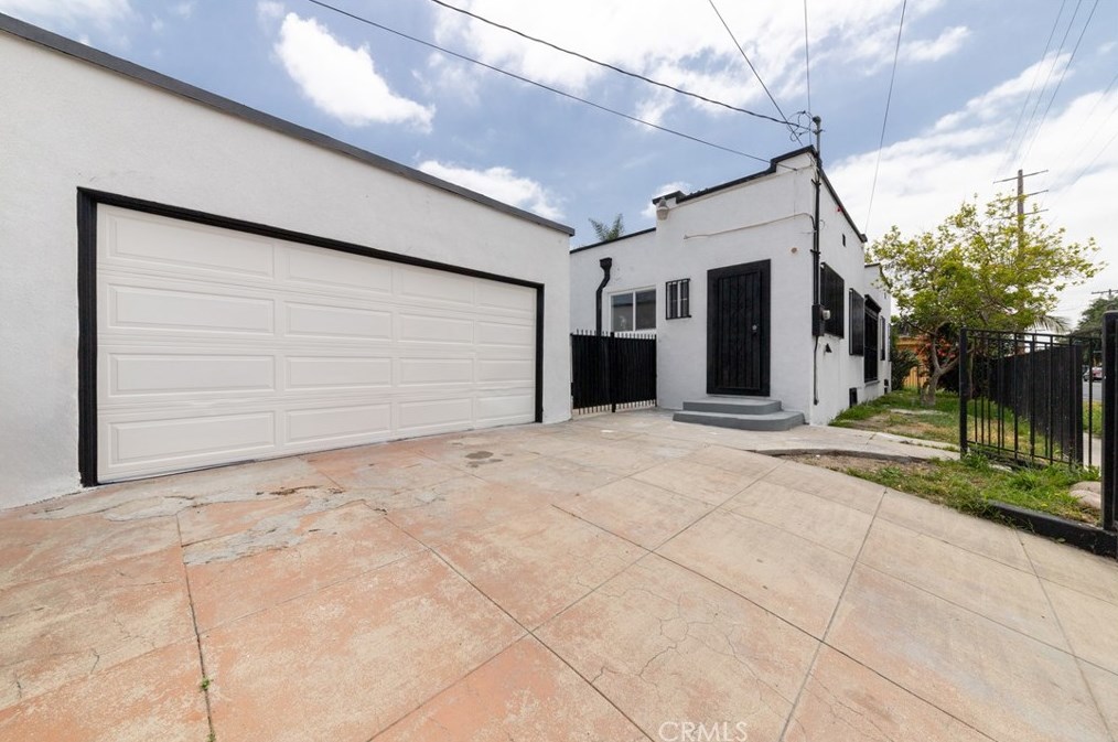 701 76th Pl, Los Angeles CA  90001-2808 exterior