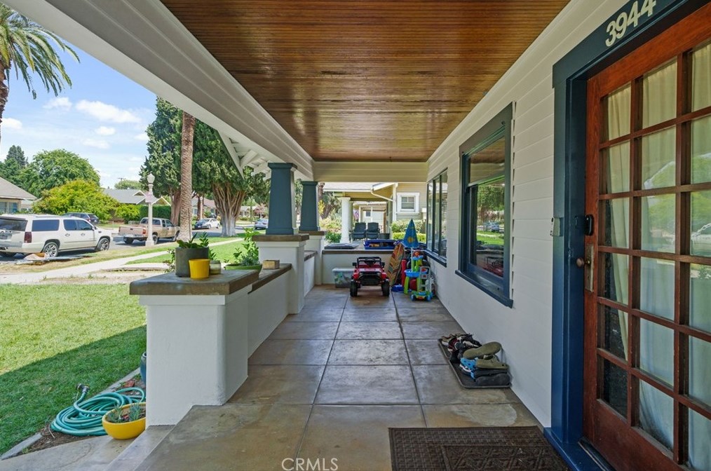 3944 Linwood Pl, Riverside CA  92506-1890 exterior