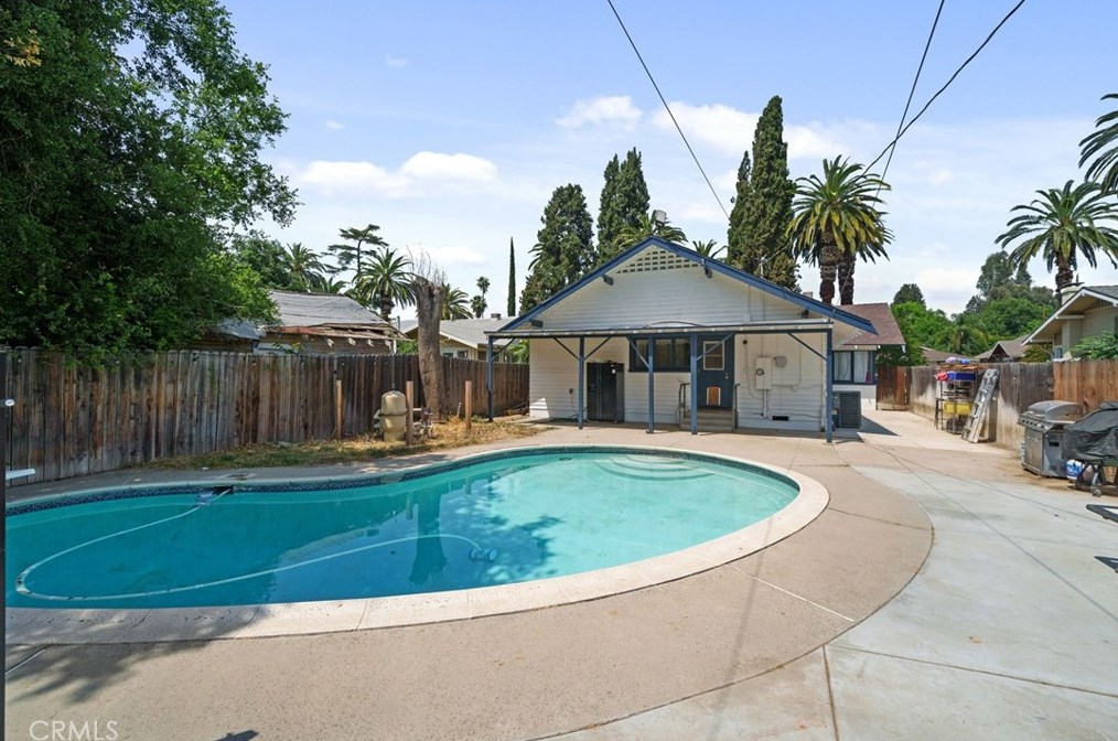 3944 Linwood Pl, Riverside CA  92506-1890 exterior
