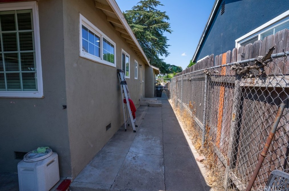 16545 Barbee St, Fontana CA  92336-2567 exterior