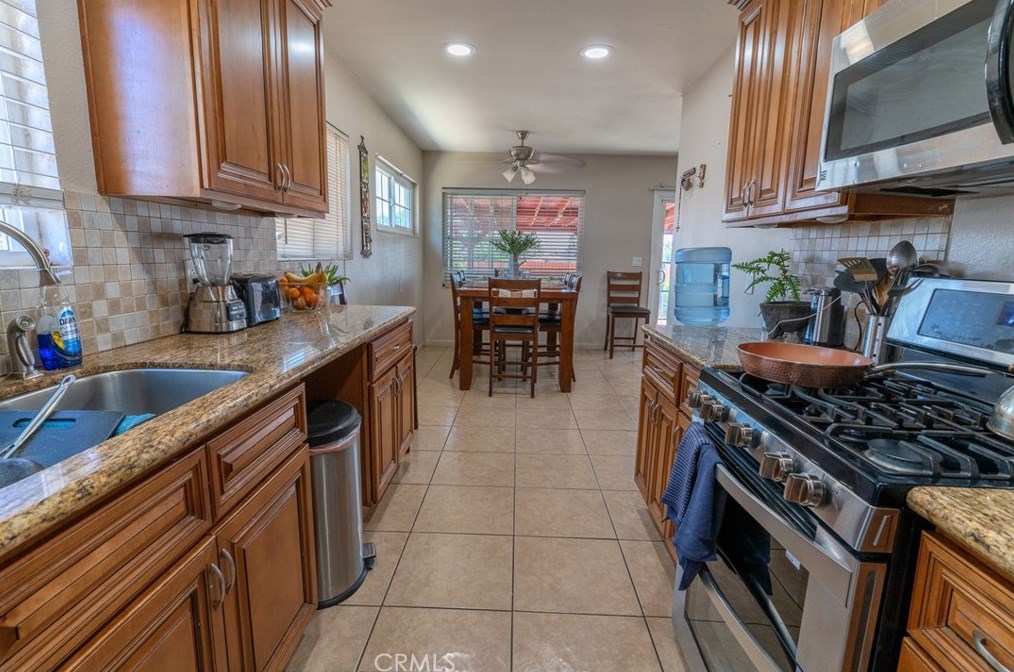 16545 Barbee St, Fontana CA  92336-2567 exterior