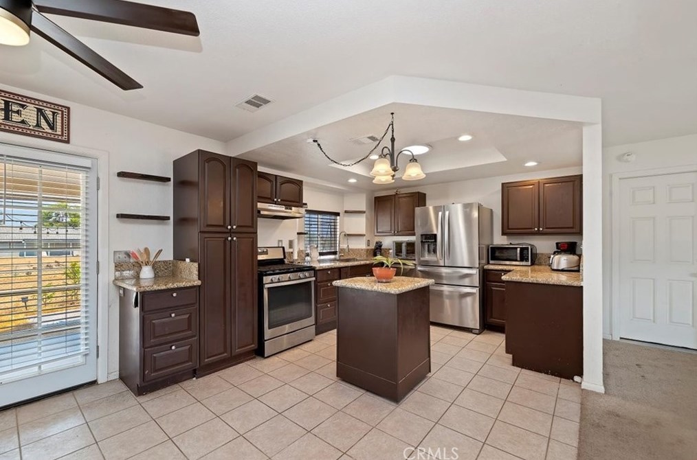 18060 Deodar St, Hesperia CA  92345-5158 exterior