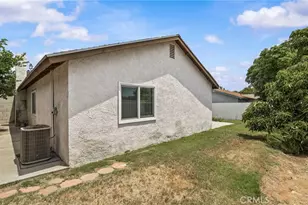 10060 Hillsborough Ln, Riverside, CA 92503 - Photo 25