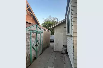 586 W Center Street, Pomona, CA 91768 - Photo 11