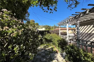 2051 N Catalina St, Los Angeles, CA 90027 - Photo 11