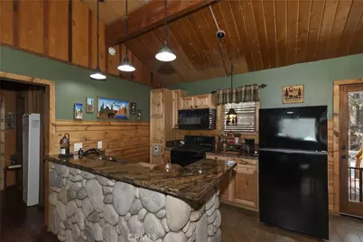 328 Wabash, Sugarloaf, CA 92386 - Photo 9