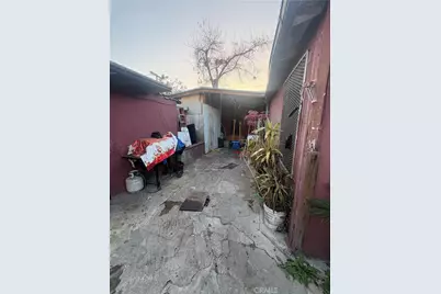 8239 Bell Avenue, Los Angeles, CA 90001 - Photo 9