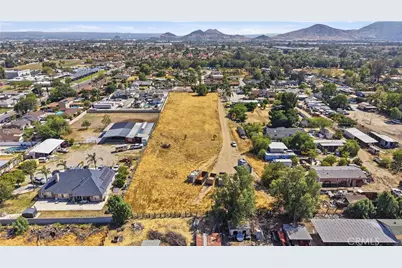 18438 Hawthorne, Bloomington, CA 92316 - Photo 9