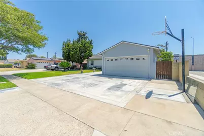 2501 Deodar, Santa Ana, CA 92705 - Photo 3