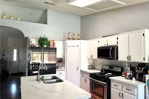 15184 Macadamia Ct, Fontana, CA 92335 - Photo 9
