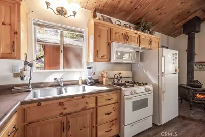 926 Robinhood, Big Bear City, CA 92314 - Photo 5