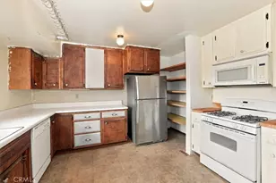 327 E Zermatt Dr, Crestline, CA 92325 - Photo 25