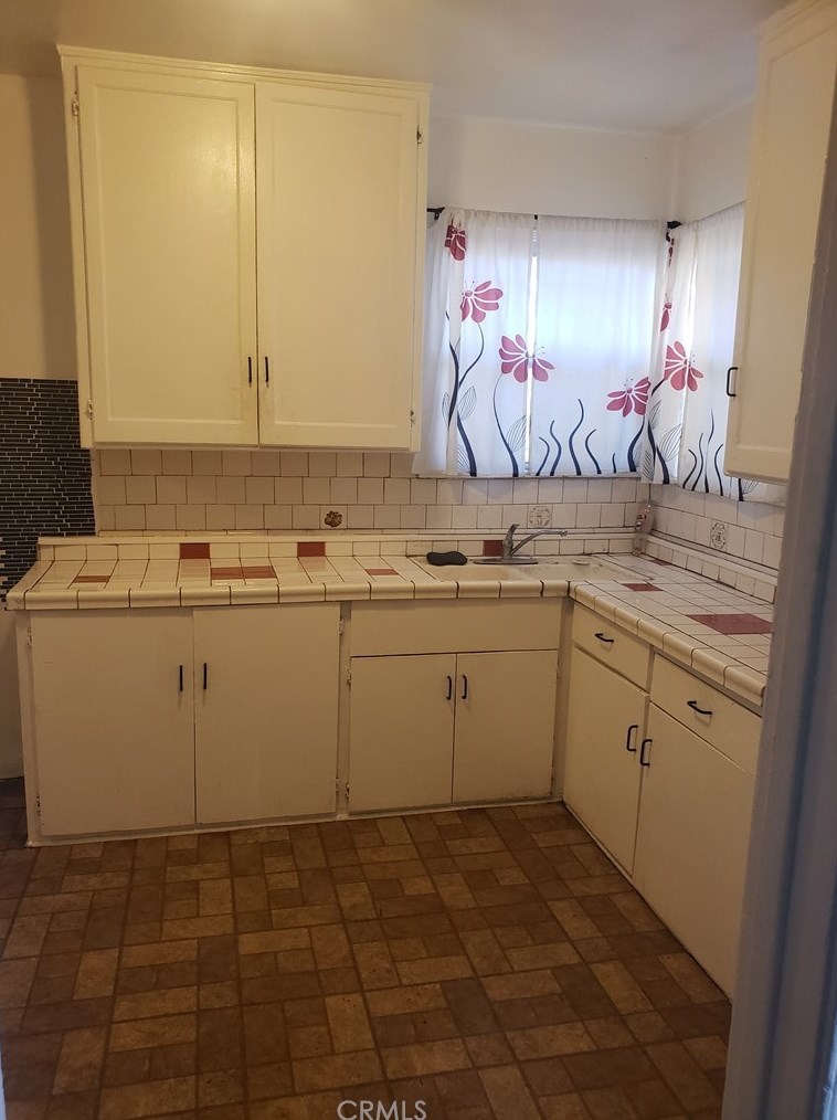 355 Century Blvd, Los Angeles CA  90003-4821 exterior