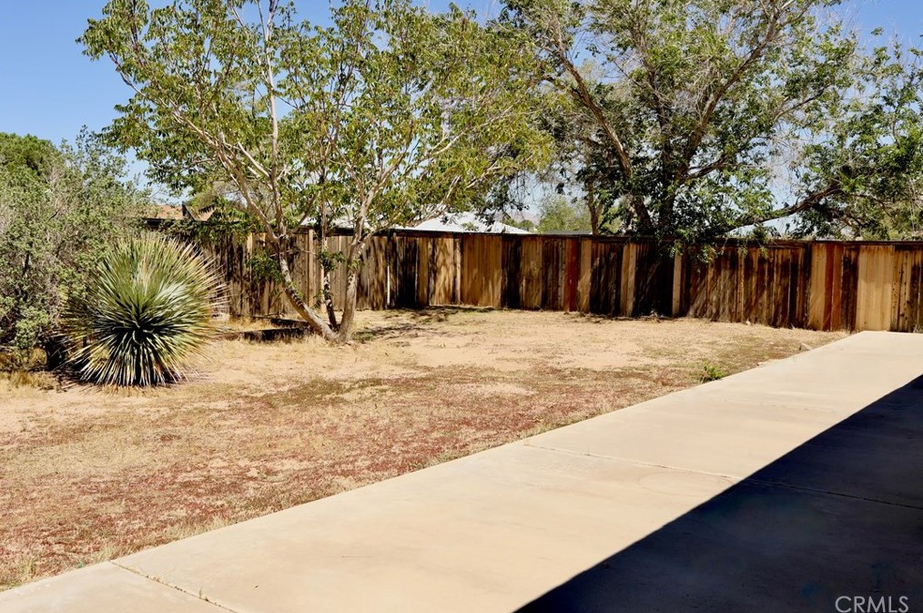 19030 Sheffield St, Hesperia CA  92345-6754 exterior