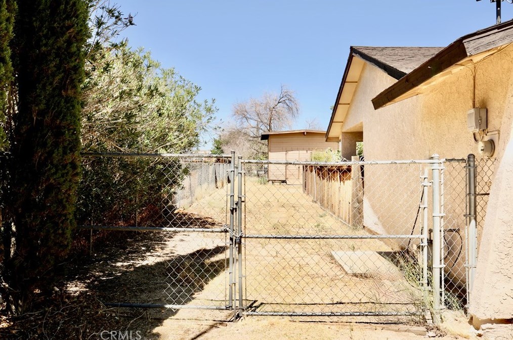 19030 Sheffield St, Hesperia CA  92345-6754 exterior