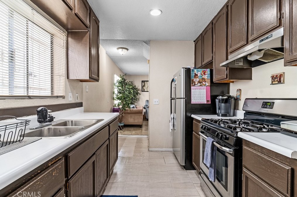 13214 Main St, Los Angeles CA  90061-2054 exterior