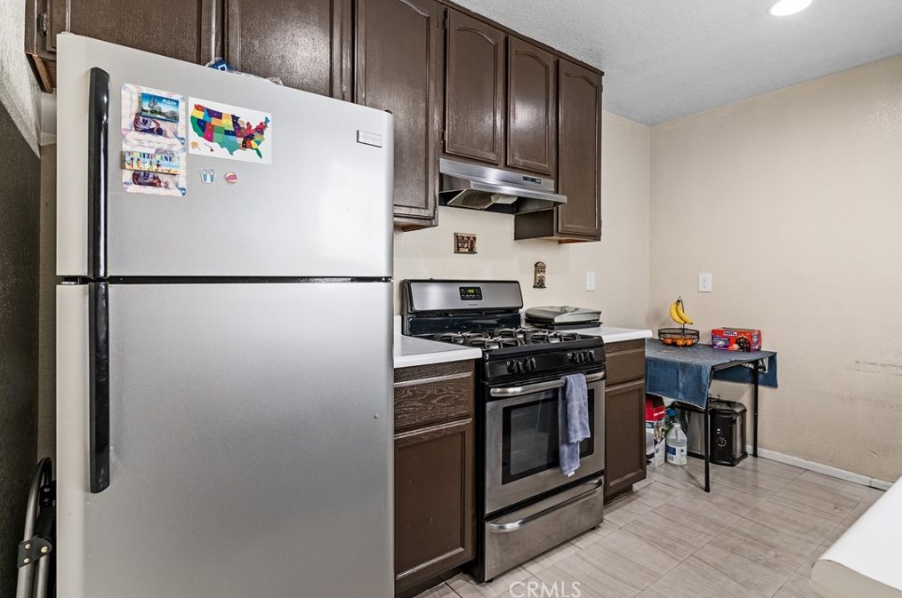 13214 Main St, Los Angeles CA  90061-2054 exterior