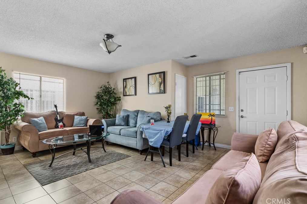 13214 Main St, Los Angeles CA  90061-2054 exterior