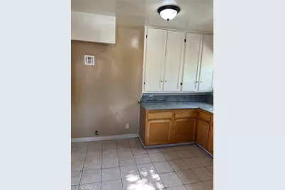 250 W 49th Street, Los Angeles, CA 90037 - Photo 3